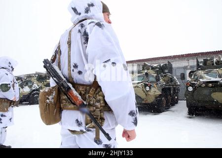 RÉGION DE KHARKIV, UKRAINE - le 31 JANVIER 2022 - Un soldat de la brigade mécanisée des forces armées ukrainiennes de 92nd dans un uniforme de camouflage de neige armé Banque D'Images