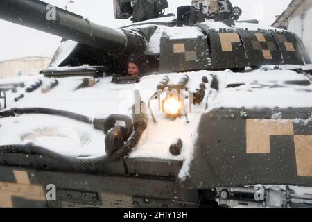 RÉGION DE KHARKIV, UKRAINE - le 31 JANVIER 2022 - Un soldat de la brigade mécanisée des forces armées ukrainiennes de 92nd est vu dans la trappe lors d'un dril Banque D'Images