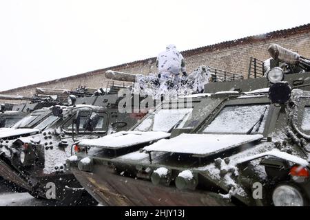 RÉGION DE KHARKIV, UKRAINE - le 31 JANVIER 2022 - Un soldat de la Brigade mécanisée des Forces armées ukrainiennes de 92nd dans un escadron d'uniforme de camouflage de neige Banque D'Images