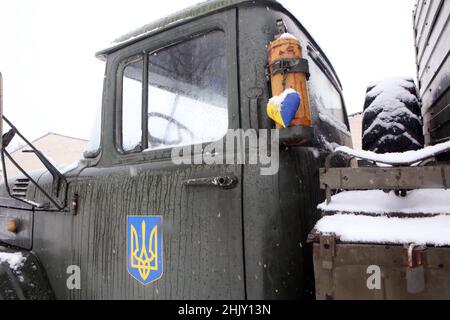 RÉGION DE KHARKIV, UKRAINE - 31 JANVIER 2022 - le tryzub (l'élément principal des armoiries de l'Ukraine) est vu à la porte d'un camion pendant un exercice de Banque D'Images