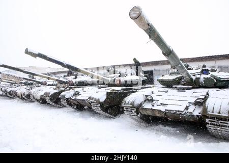 RÉGION DE KHARKIV, UKRAINE - 31 JANVIER 2022 - des chars sont photographiés lors d'un exercice de la Brigade mécanisée des Forces armées ukrainiennes de 92nd, à Kharkiv R. Banque D'Images