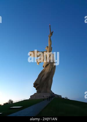 Monument séjour à la mort à Mamaev Kurgan la nuit, Volgograd, Russie.statue de la mère. Mémorial de guerre de Mamaev Hill à Volgograd, Russie. Populaire Banque D'Images