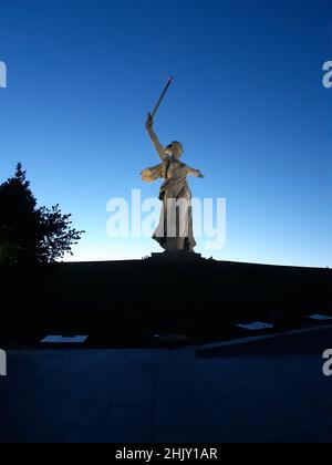 Monument séjour à la mort à Mamaev Kurgan la nuit, Volgograd, Russie.statue de la mère. Mémorial de guerre de Mamaev Hill à Volgograd, Russie. Populaire Banque D'Images