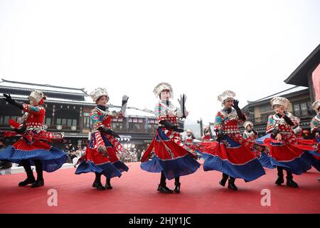 Danzhai, province chinoise du Guizhou.1st févr. 2022.Les villageois portant des costumes traditionnels effectuent de la danse folklorique pour les touristes pendant les vacances du nouvel an lunaire chinois dans le comté de Danzhai, dans la province de Guizhou, dans le sud-ouest de la Chine, le 1 février 2022.Credit: Huang Xiaohai/Xinhua/Alamy Live News Banque D'Images