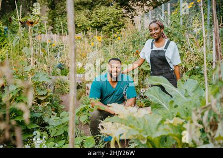 Portrait de volontaires hommes et femmes dans une ferme urbaine Banque D'Images