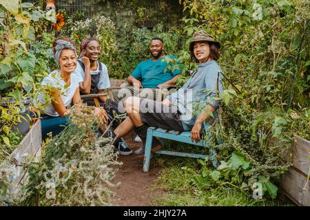 Portrait d'agriculteurs masculins et féminins assis dans une ferme biologique Banque D'Images