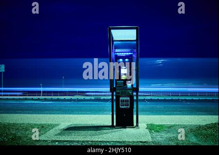 Parking payant sur la route la nuit Banque D'Images