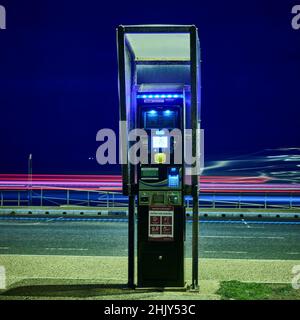 Parking payant sur la route la nuit Banque D'Images