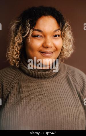 Portrait d'une femme souriante en studio Banque D'Images