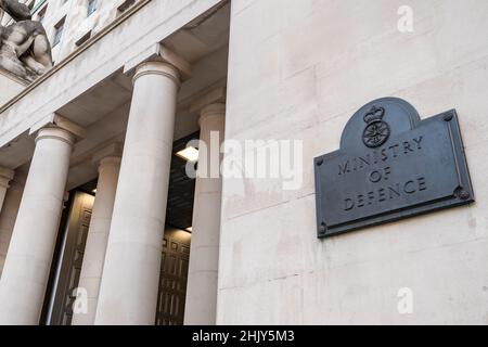 Ministère de la Défense, Londres.Signalisation au département militaire du gouvernement britannique connu sous le nom de MOD à Whitehall, le cœur de la politique et de la gouvernance du Royaume-Uni. Banque D'Images