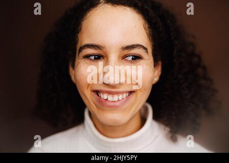 Femme heureuse portant un col de cygne en studio Banque D'Images