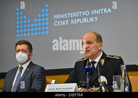 Prague, République tchèque.01st févr. 2022.Le ministre tchèque de l'intérieur, Vit Rakusan, à gauche, présente le nouveau président tchèque de la police, Martin Vondrasek, à droite, le 1 février 2022, à Prague,République tchèque.Crédit : vit Simanek/CTK photo/Alay Live News Banque D'Images