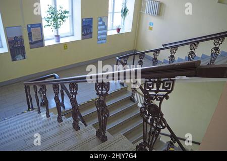 Nijni Novgorod, Russie, Gagrina avenue 23, Lobachevsky University, 29.01.2022. Un bel escalier avec marches en marbre et fer forgé Banque D'Images