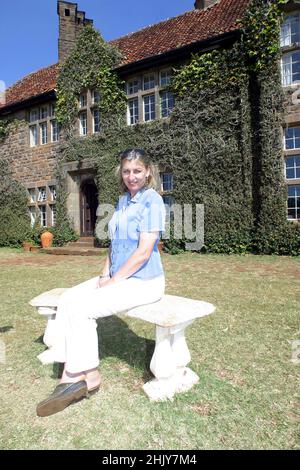 BRYONY ANDERSON À L'EXTÉRIEUR DU GIRAFFE MANOR.DANS LEUR MAISON DE MANOIR À NAIROBI, KENYA, LES ANDERSONS ONT PLUS D'UNE DOUZAINE DE GIRAFES SAUVAGES, QUI VIENNENT DEUX FOIS PAR JOUR ET METTENT LEUR TÊTE PAR LES FENÊTRES ET LES PORTES DU MANOIR POUR AVOIR LEUR COLLATION PRÉFÉRÉE DE FRUITS FRAIS.LES GIRAFES ROTHSCHILD ONT ÉTÉ RÉDUITES À MOINS DE 150 DANS LE MONDE, MAIS AVEC L'AIDE DES EFFORTS DE GIRAFFE MANOR, LA POPULATION MONDIALE A AUGMENTÉ À 350.PHOTO : GARYROBERTSPHOTO.COM Banque D'Images