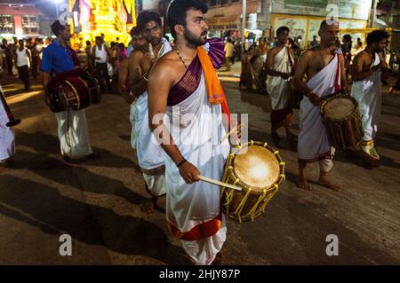 Udupi, Karnataka, Inde : UN groupe de prêtres brahmin défilent de nuit autour du temple Krishna du XIIIe siècle. Le temple a été fondé par Banque D'Images