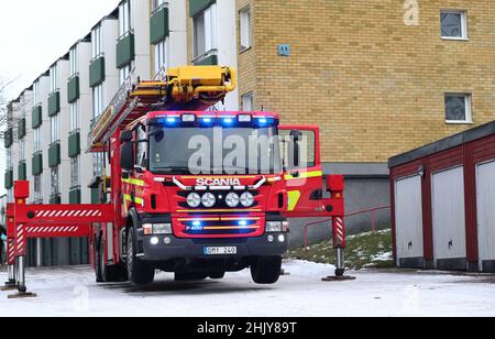 Une personne a été blessée samedi après un incendie dans un appartement à Motala.Les services de police, d'ambulance et de sauvetage ont travaillé sur les lieux pendant la matinée.Sur la photo : un chariot à échelle de secours. Banque D'Images