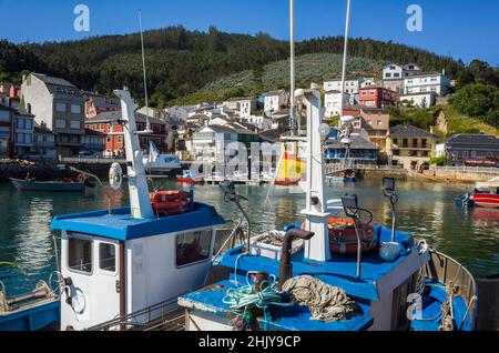 O Barqueiro, PROVINCE DE Coruna, Galice, Espagne : Port de pêche du village d'O Barqueiro. Banque D'Images