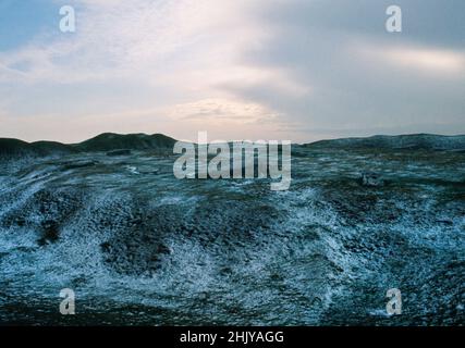 Vue S depuis l'entrée nord-ouest d'Arbor Low, Derbyshire, Royaume-Uni : cadre ovale de dalles de calcaire couchées dans le fossé et la rive d'un monument de henge. Banque D'Images