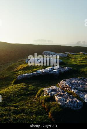 Voir NW Inside Arbor Low Circle-henge, Derbyshire : un cadre ovale de dalles de calcaire couchées dans le fossé et la rive d'un monument néolithique de henge. Banque D'Images