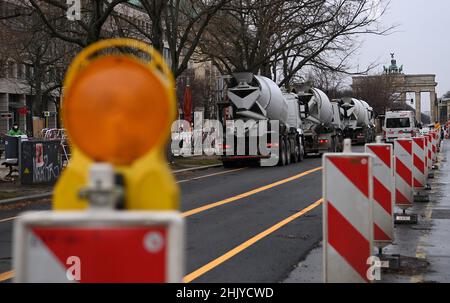 Berlin, Allemagne.01st févr. 2022.Des bétonnières se trouvent dans la rue Unter den Linden, en face de la porte de Brandebourg.Credit: Britta Pedersen/dpa-Zentralbild/dpa/Alay Live News Banque D'Images