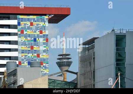 Hôtel Innside (l.) , Rheinturm, et Administratifs Bürogebäude, Speditionsstraße, Düsseldorf, Medienhafen, Nordrhein-Westfalen, Deutschland Banque D'Images