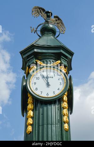 Fünf vor zwölf, Standuhr der Firma Wempe, Königsallee, Düsseldorf, Nordrhein-Westfalen, Deutschland Banque D'Images