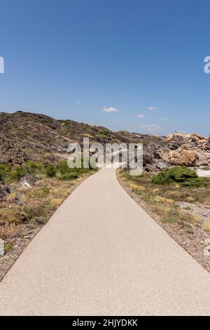 crique rocheuse au cap de creus sur la costa brava, dans le nord de l'espagne, avec une route en béton Banque D'Images