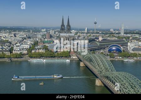 Kölner Stadtpanorama mit Dom, Altstadt, Rhein, Hohenzollernbrücke, Köln, Nordrhein-Westfalen, Deutschland Banque D'Images