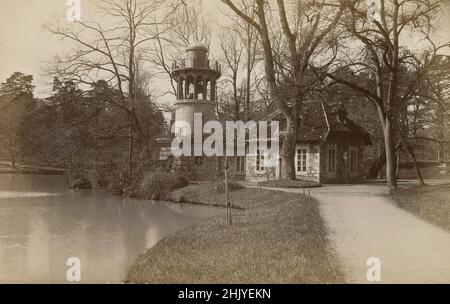 Photo antique vers 1890 du parc du petit Trianon avec Dairy House et la Tour Marlborough à Versailles, France.SOURCE: PHOTOGRAPHIE ORIGINALE D'ALBUMINE Banque D'Images