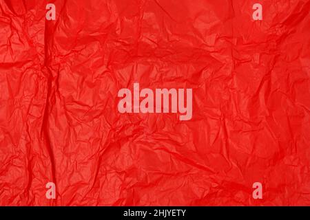 Fond de papier froissé fabriqué à partir d'une feuille rouge de papier d'emballage. Banque D'Images