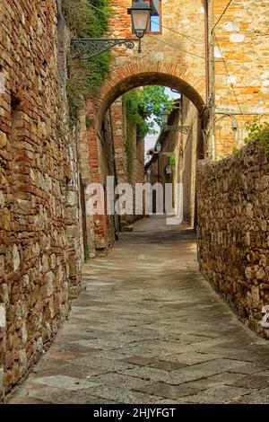 Belle rue dans la ville toscane médiévale de Colle di Val d'Elsa.Italie Banque D'Images