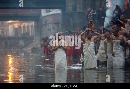 Katmandou, Népal.1st févr. 2022.Les dévotés effectuent un rituel lors du festival Swathani Brata Katha sur la rive de la rivière Bagmati à Katmandou, au Népal, le 1 février 2022.Credit: Sulav Shrestha/Xinhua/Alamy Live News Banque D'Images