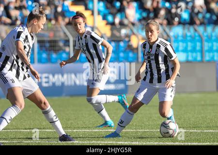 Italie, Lecco, jan 30 2022: Valentina Cernoia (Juventus milieu de terrain) conduit à la zone de pénalité dans la première moitié pendant le match de football FC INTER vs JUVENTUS, QF 1st LEG femmes Coppa Italia au stade Lecco (photo de Fabrizio Andrea Bertani/Pacific Press/Sipa USA) Banque D'Images