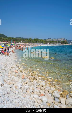 Seascape, baigneurs dans la plage de Portonovo, Ancona, Marche, Italie, Europe Banque D'Images