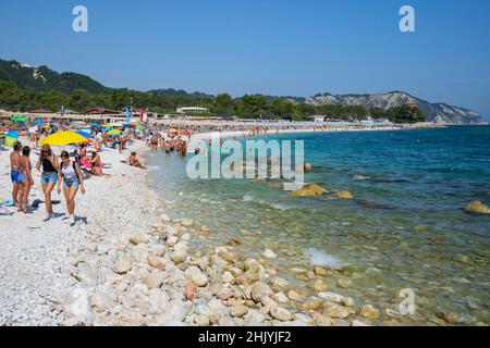 Seascape, baigneurs dans la plage de Portonovo, Ancona, Marche, Italie, Europe Banque D'Images