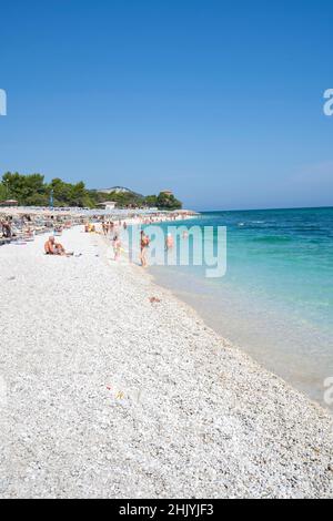 Seascape, baigneurs dans la plage de Portonovo, Ancona, Marche, Italie, Europe Banque D'Images