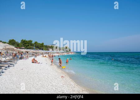 Seascape, baigneurs dans la plage de Portonovo, Ancona, Marche, Italie, Europe Banque D'Images