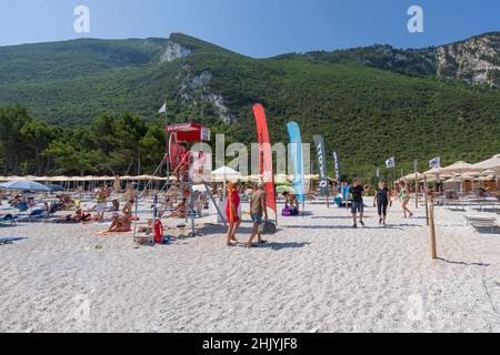 Seascape, baigneurs dans la plage de Portonovo, Ancona, Marche, Italie, Europe Banque D'Images