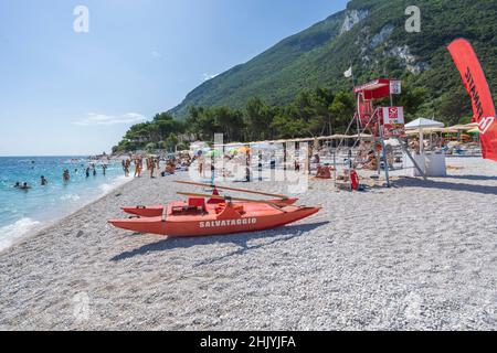 Seascape, baigneurs dans la plage de Portonovo, Ancona, Marche, Italie, Europe Banque D'Images