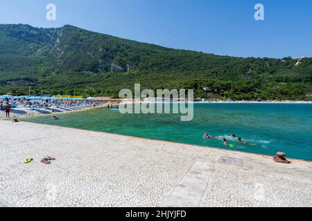 Seascape, baigneurs dans la plage de Portonovo, Ancona, Marche, Italie, Europe Banque D'Images