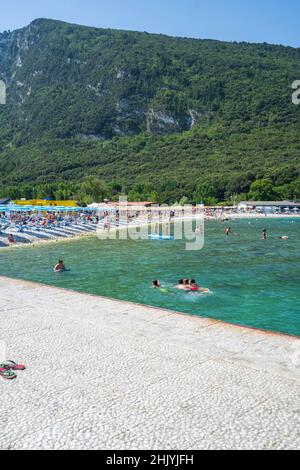 Seascape, baigneurs dans la plage de Portonovo, Ancona, Marche, Italie, Europe Banque D'Images