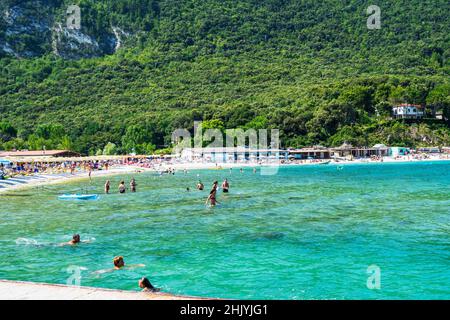 Seascape, baigneurs dans la plage de Portonovo, Ancona, Marche, Italie, Europe Banque D'Images