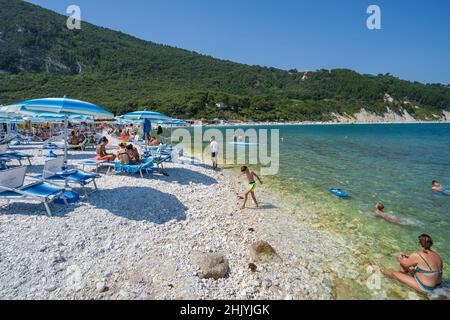 Seascape, baigneurs dans la plage de Portonovo, Ancona, Marche, Italie, Europe Banque D'Images