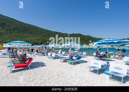 Seascape, baigneurs dans la plage de Portonovo, Ancona, Marche, Italie, Europe Banque D'Images