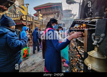 Katmandou, Bagmati, Népal.1st févr. 2022.Les gens offrent des prières dans un temple au milieu des infections variantes omicron du coronavirus à Katmandou, Népal, le 1 février 2022.(Image de crédit : © Sunil Sharma/ZUMA Press Wire) Banque D'Images