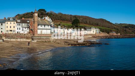 Vue panoramique sur le rivage et le vieux village de pêcheurs de Kingsand, dans les Cornouailles en plein soleil d'hiver Banque D'Images