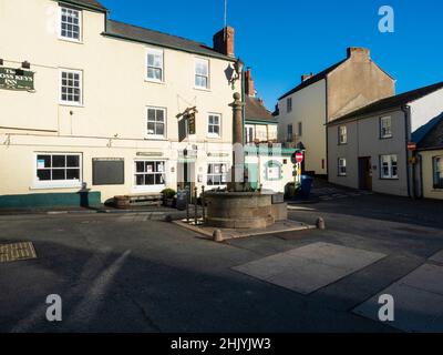 Un monument commémoratif de guerre se trouve devant le Cross Keys Inn dans The Square, Cawsand, Cornwall, un vieux village de pêcheurs sur Plymouth Sound Banque D'Images
