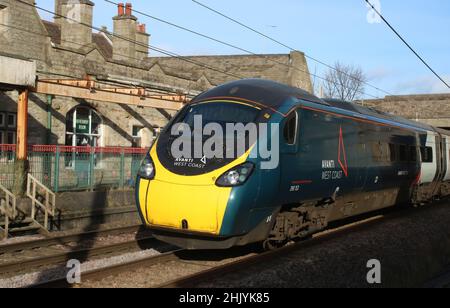 Voiture principale d'Avanti West Coast pendolino, unité numéro 390159, passant par Carnforth sur la West Coast main Line le lundi 31st janvier 2022. Banque D'Images