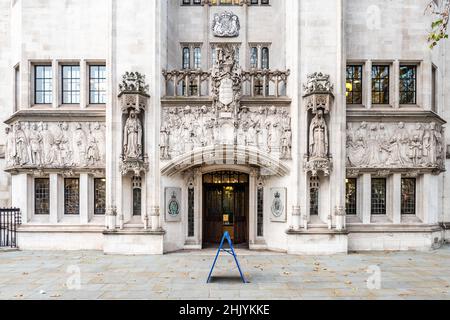 La Cour suprême, Westminster, Londres. L'entrée décorée avec soin du bâtiment de la cour dans le gouvernement et le quartier politique du Royaume-Uni. Banque D'Images