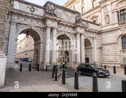 Whitehall, Londres.L'architecture classique des bâtiments gouvernementaux du Royaume-Uni dans le quartier politique de la capitale britannique à Westminster. Banque D'Images